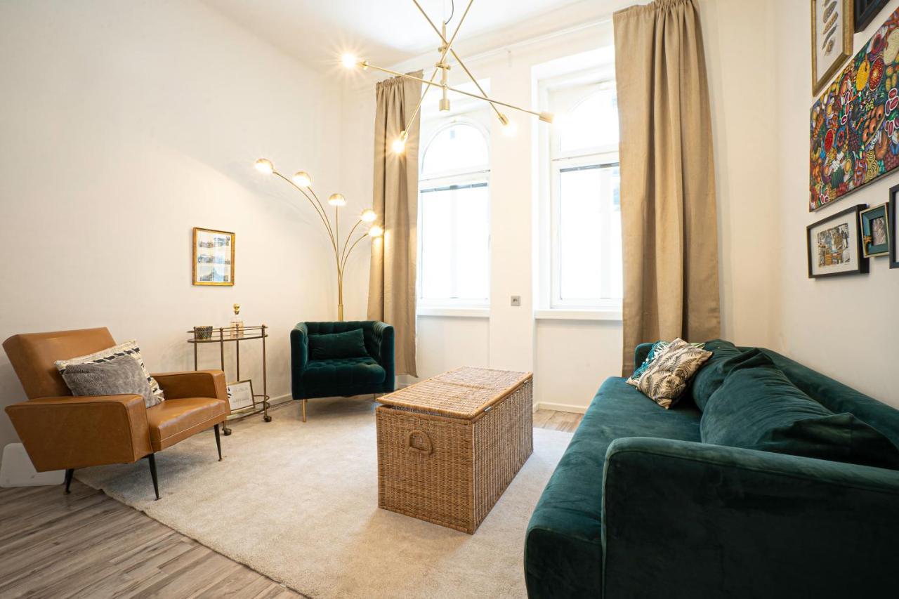 2-Room Apartment On The First Floor With Designer Renovation. Exit To The Courtyard. 15 Minutes To Schloss Schoenbrunn 비엔나 외부 사진