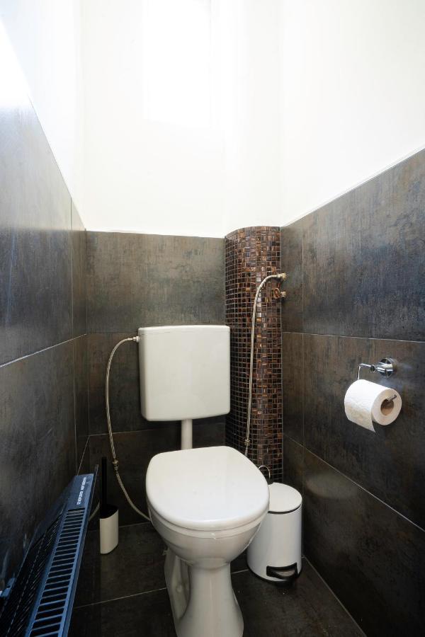 2-Room Apartment On The First Floor With Designer Renovation. Exit To The Courtyard. 15 Minutes To Schloss Schoenbrunn 비엔나 외부 사진